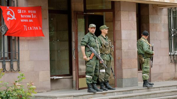 Военнослужащие НМ ДНР дежурят возле здания администрации Светлодарска
