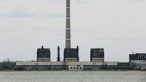Вид на здания Углегорской тепловой электростанции (ТЭС) в городе Светлодарске