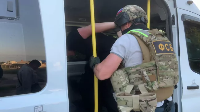Задержание подозреваемых в незаконных поставках оружия с Украины в Крым. Кадры ФСБ РФ