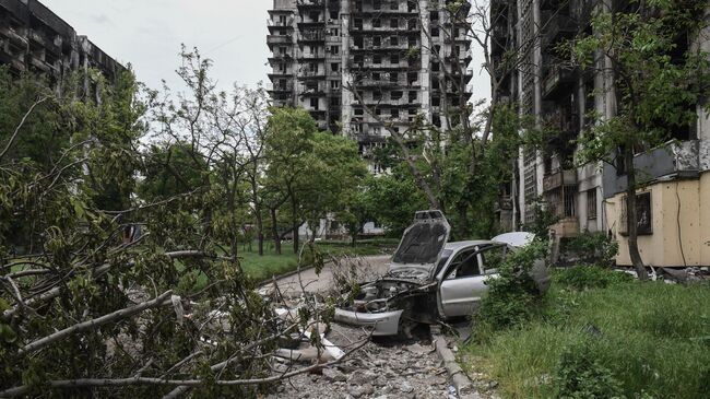 Разрушения на одной из улиц в Мариуполе