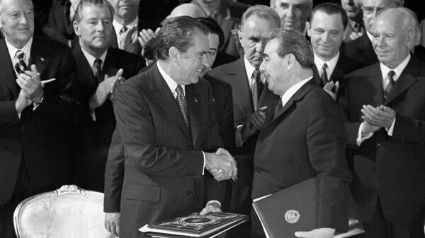 Президент Соединенных Штатов Америки Ричард Никсон и Генеральный секретарь ЦК КПСС Леонид Ильич Брежнев (слева направо) во время подписания Договора об ограничении стратегических вооружений. Москва, Кремль