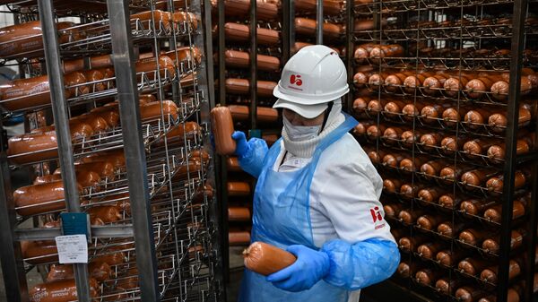 Работница в цехе готовой продукции на Черкизовском мясокомбинате в Москве