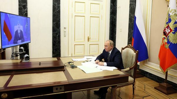 Президент РФ Владимир Путин во время встречи в режиме видеоконференции с главой Адыгеи Муратом Кумпиловым. 27 мая 2022