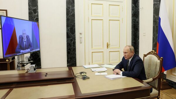 Президент РФ Владимир Путин во время встречи в режиме видеоконференции с главой Карелии Артуром Парфенчиковым