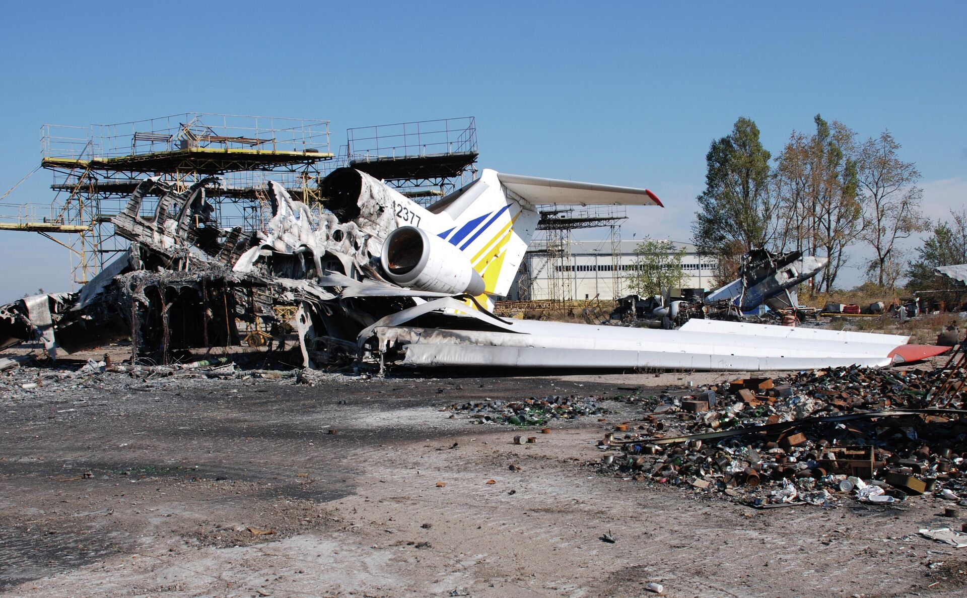 Разрушенный самолет в аэропорту города Донецка - РИА Новости, 1920, 11.06.2024