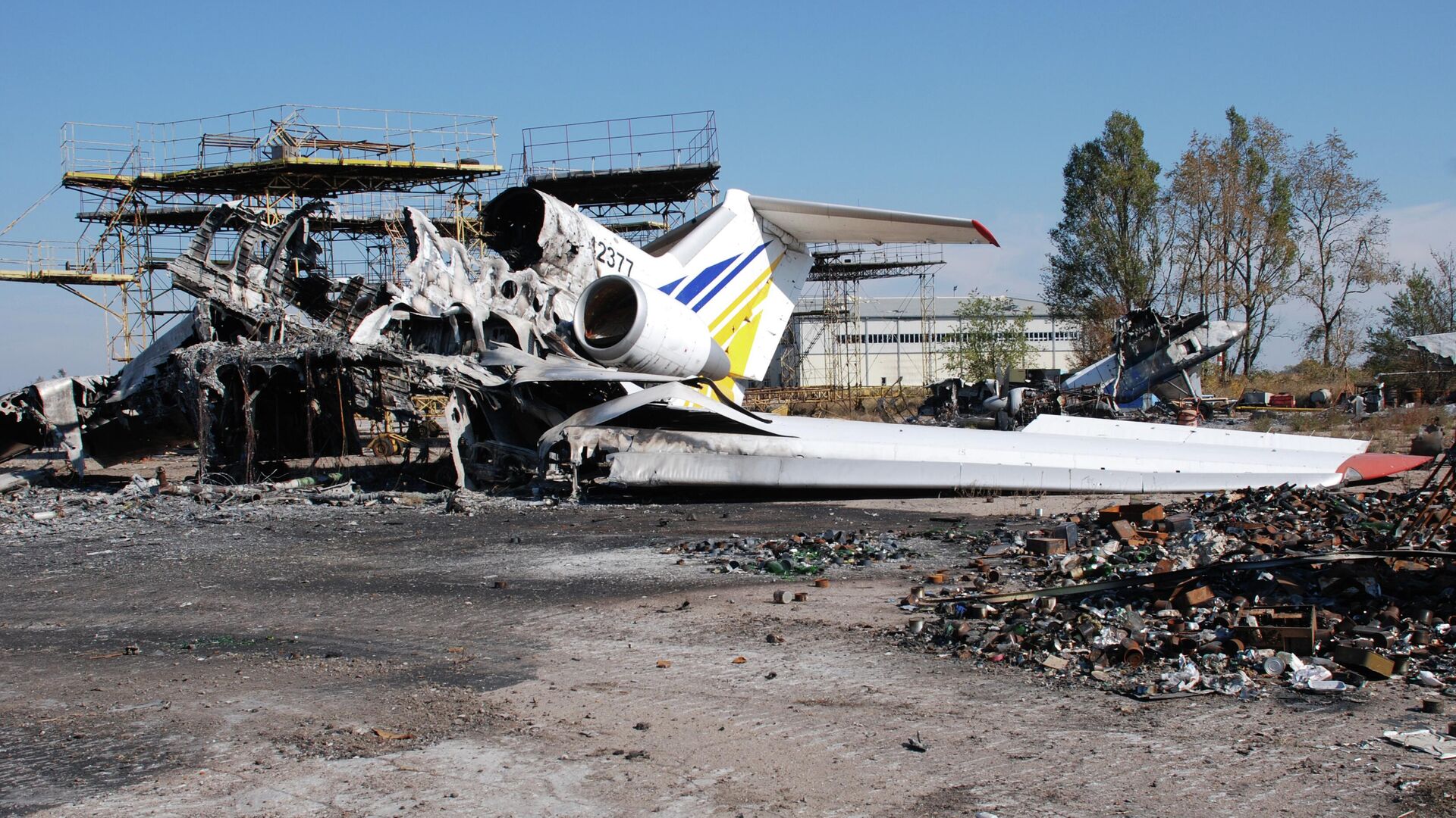Разрушенный самолет в аэропорту города Донецка - РИА Новости, 1920, 14.08.2023