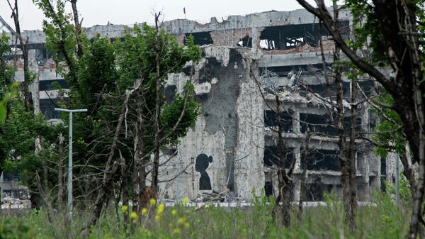 Граффити, символизирующее погибших детей за время конфликта на Донбассе, на стене разрушенного аэропорта Донецка
