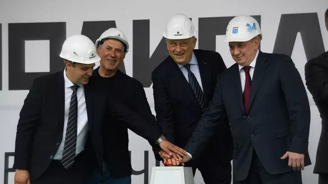 Губернатор Ленинградской области Александр Дрозденко во время торжественного запуска производства поликарбоксилатов на базе предприятия Полипласт Северо-запад