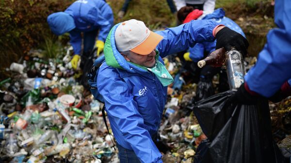 Волонтеры собирают мусор на берегу озера Байкал