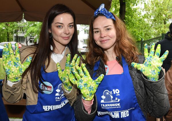 Актрисы Марина Александрова и Елена Николаева на субботнике в рамках фестиваля Черешневый лес