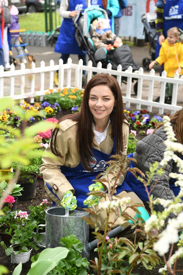 Актриса Марина Александрова во время высадки цветов на субботнике в рамках фестиваля Черешневый лес