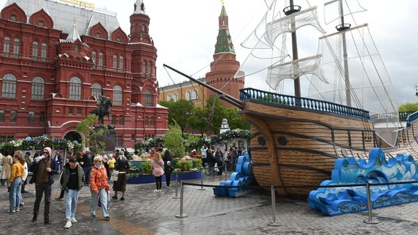 Посетители фестиваля Рыбная неделя на открывшемся рыбном рынке между Манежной площадью и площадью Революции в Москве