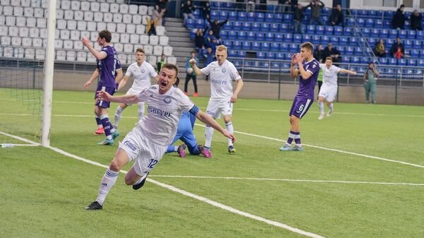 Футболист Оренбурга празднует гол в ворота Уфы