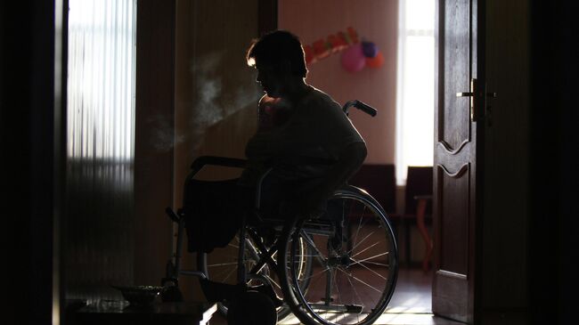 Женщина в инвалидной коляске