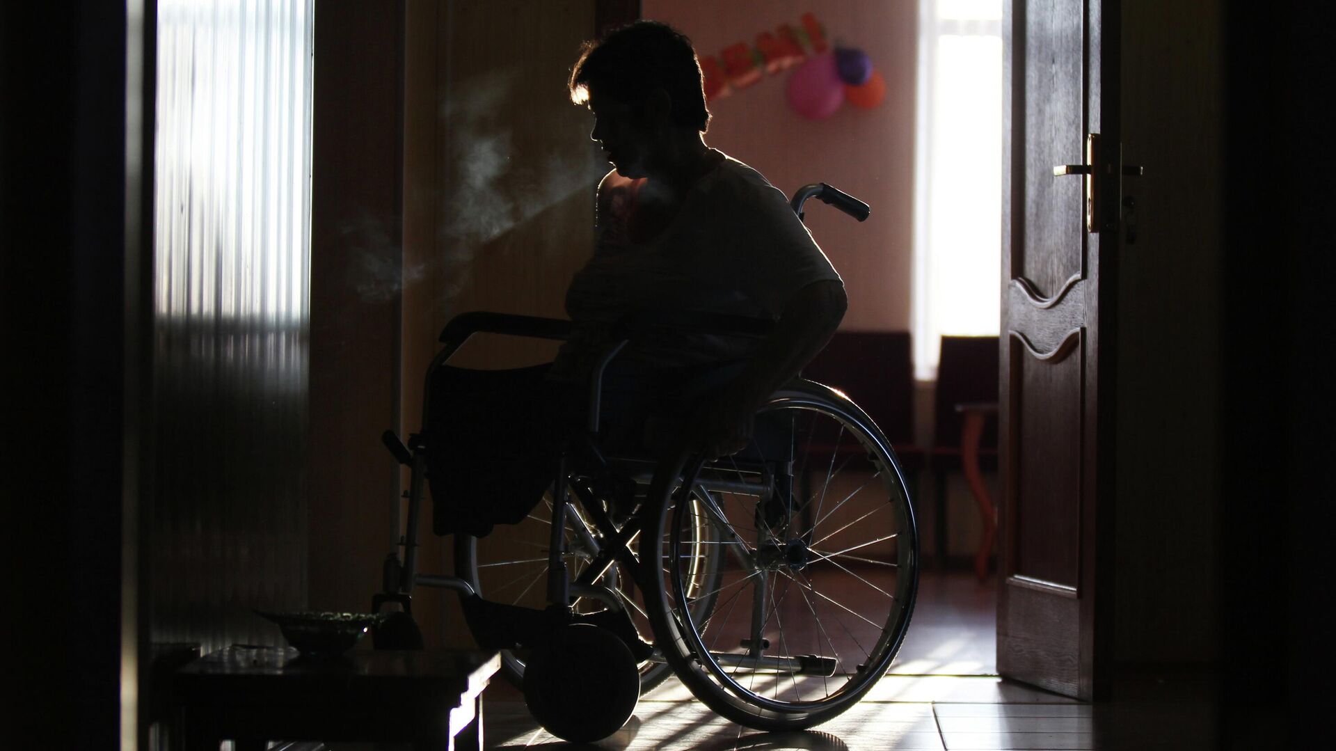 Женщина в инвалидной коляске - РИА Новости, 1920, 03.12.2023