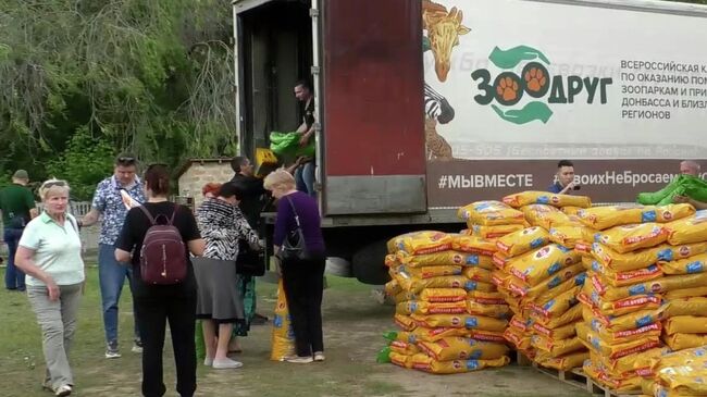 Разгрузка гуманитарной помощи для животных в Мелитополе 