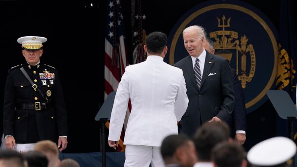 Президент Джо Байден США приветсивует выпускников Военно-морской академии на Мемориальном стадионе морской пехоты в Аннаполисе