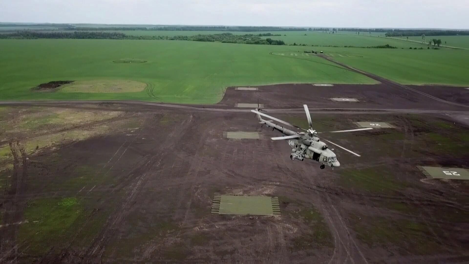 Кадры боевой работы экипажей ударных и транспортно-штурмовых вертолетов на Украине - РИА Новости, 1920, 28.05.2022