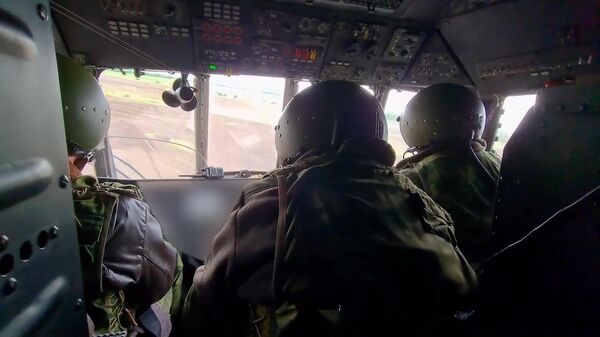 Военные летчики в кабине транспортно-боевого вертолета Ми-8АМТШ Терминатор ВКС РФ