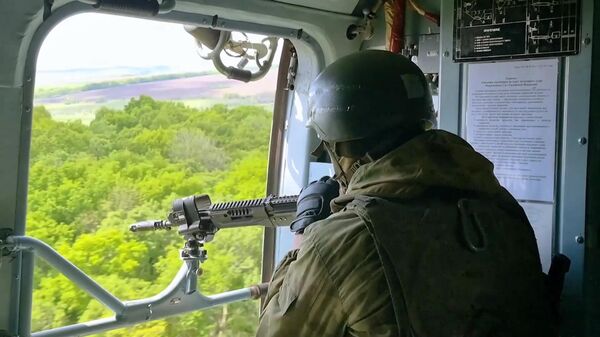 Военнослужащий на борту транспортно-боевого вертолета Ми-8АМТШ Терминатор ВКС РФ 