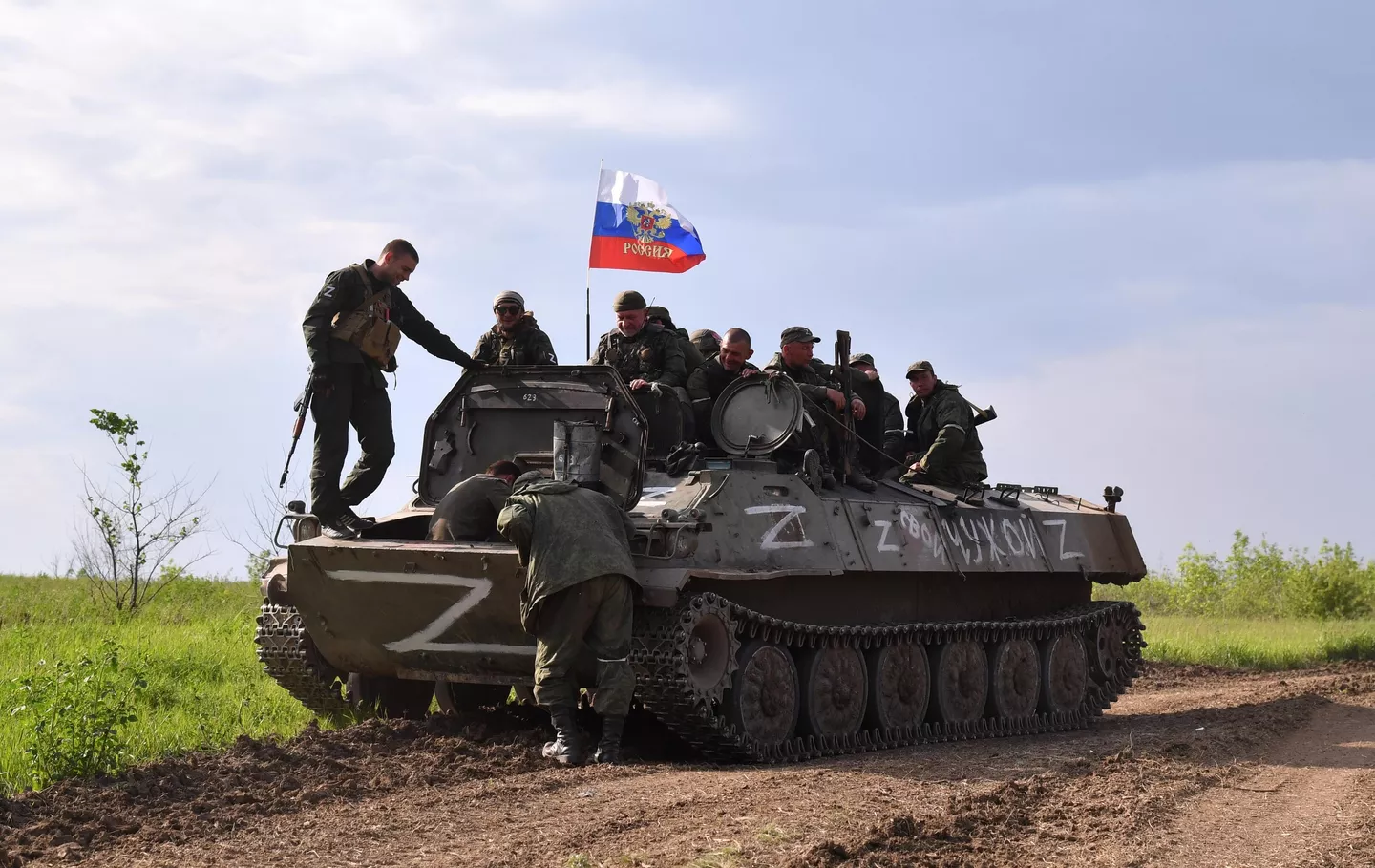 Бойцы Народной милиции ЛНР на бронетранспортере МТ-ЛБ в освобожденном поселке Троицкое в ЛНР Бойцы Народной милиции ЛНР на бронетранспортере МТ-ЛБ в освобожденном поселке Троицкое в ЛНР