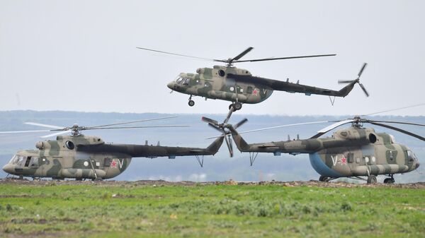 Вертолеты Ми-8 АМТШ на полевом аэродроме ВКС России в зоне проведения специальной военной операции