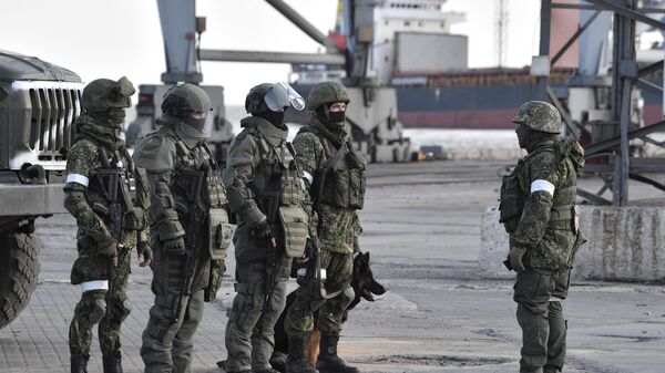 Военнослужащие РФ охраняют морской порт в Мариуполе. Порт в Мариуполе начал работать в обычном режиме