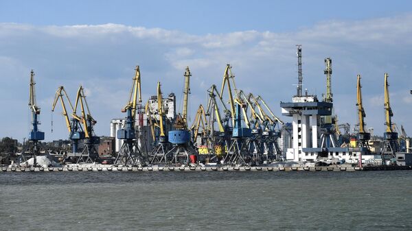 Портовые краны в морском порту в Мариуполе