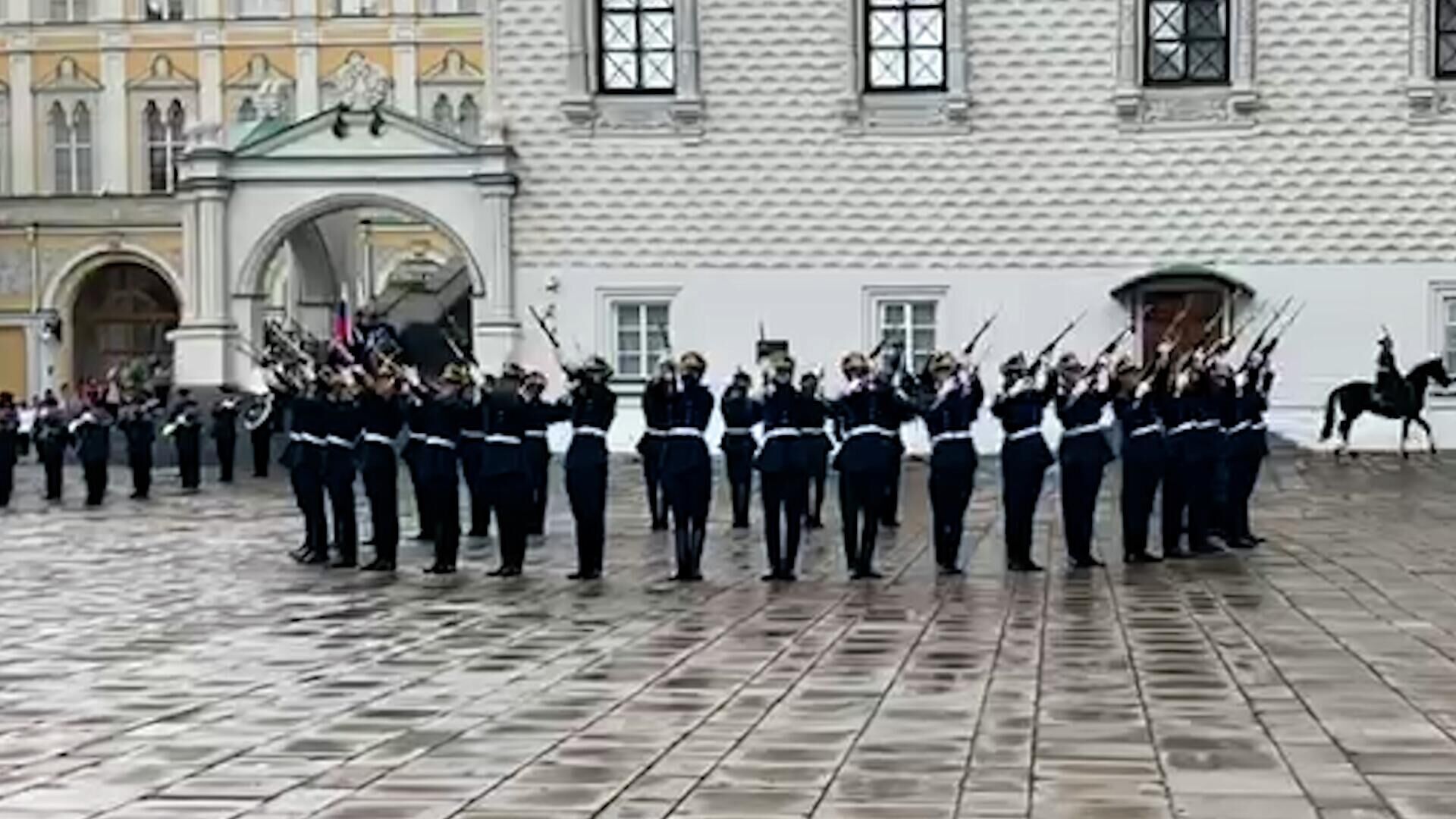 Церемония развода пеших и конных караулов Президентского полка в Кремле - РИА Новости, 1920, 28.05.2022