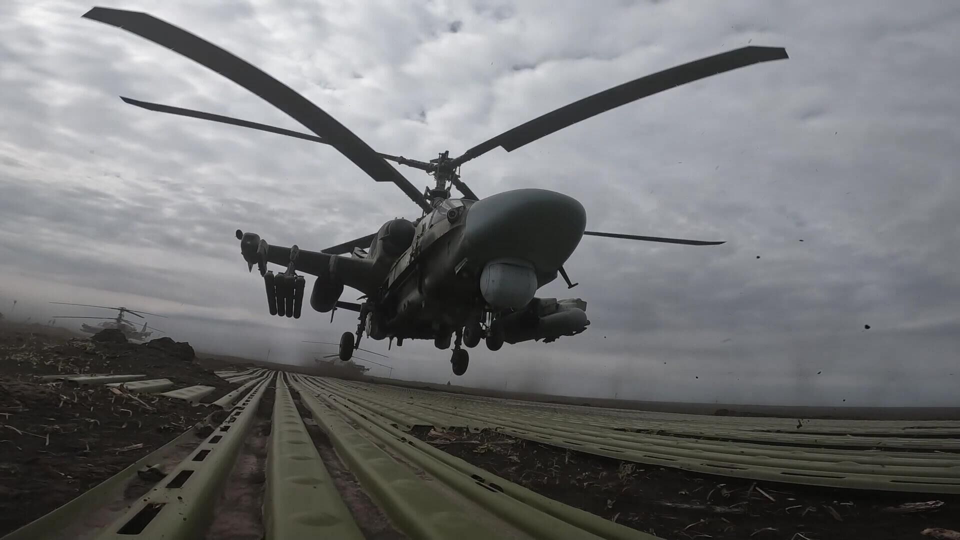 Вертолет Ка-52 Аллигатор ВКС РФ отправляется на выполнение боевого задания в ходе специальной военной операции на Украине - РИА Новости, 1920, 04.06.2022