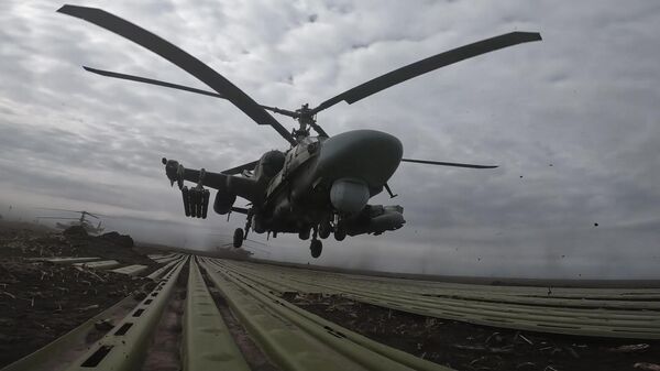 Вертолет Ка-52 Аллигатор ВКС РФ отправляется на выполнение боевого задания в ходе специальной военной операции на Украине