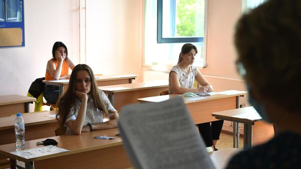 Преподаватель проводит инструктаж перед началом Единого государственного экзамена