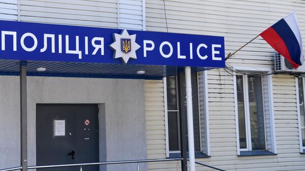 Российский флаг у входа в отделение полиции в Мелитополе. Архивное фото