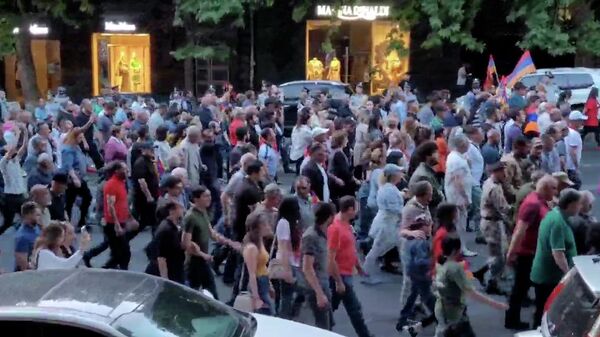 Многотысячное шествие в Ереване с требованием отставки премьер-министра Армении