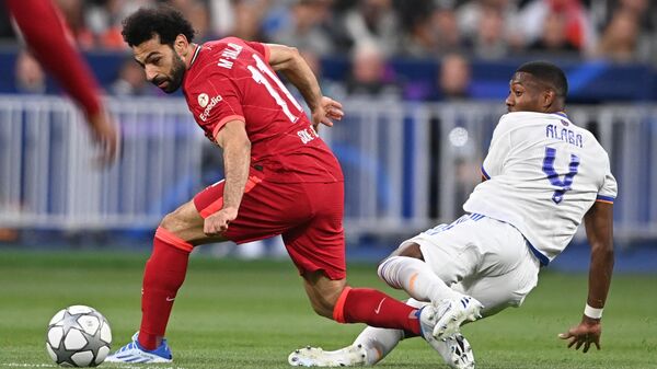 Игрок Ливерпуля Мохамед Салах (справа) и игрок Реала Давид Алаба