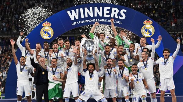 Футболисты Реала с трофеем Лиги чемпионов