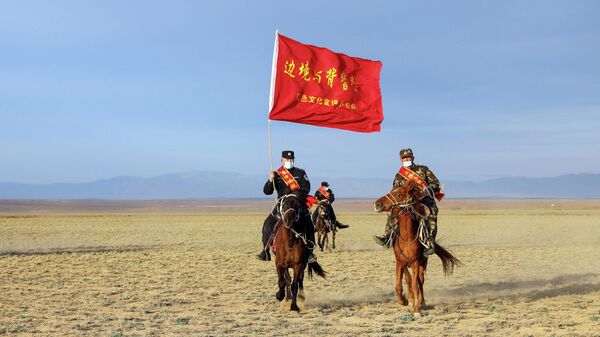 Сотрудники полиции в Синьцзян-Уйгурском автономном районе на западе Китая