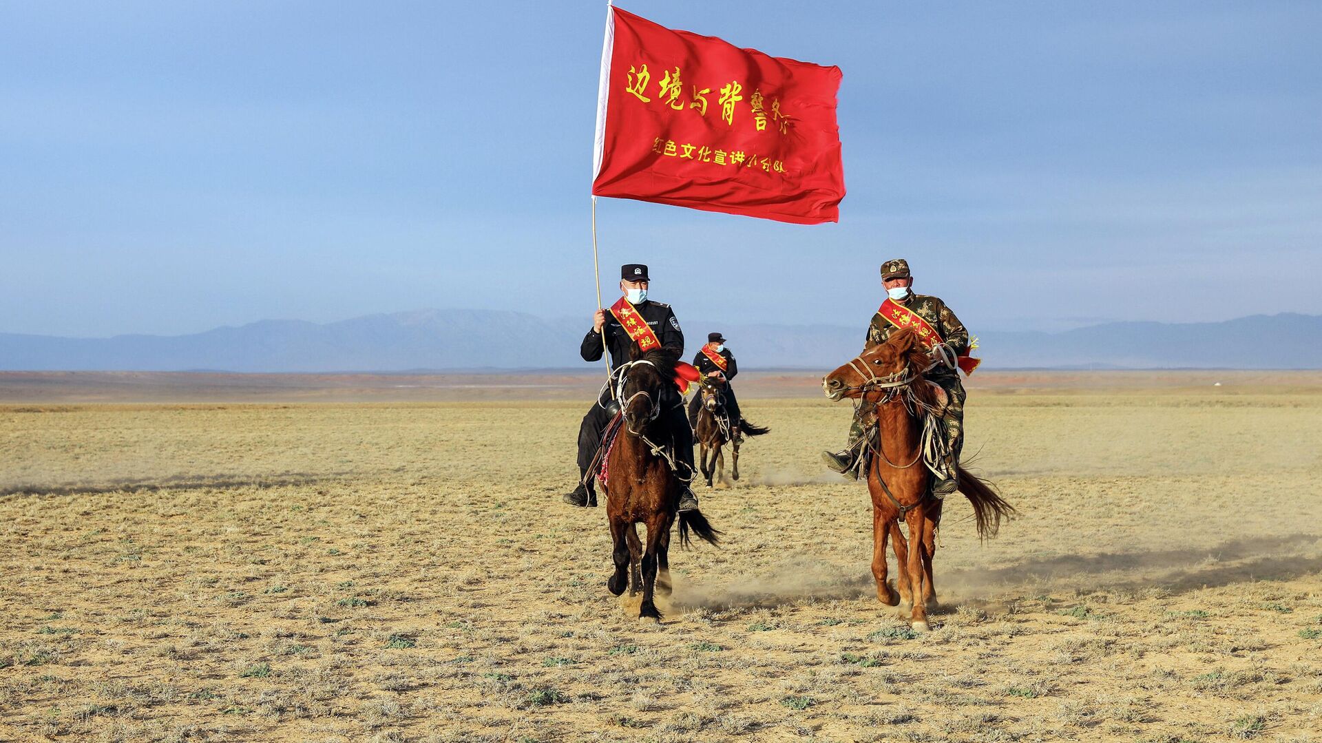 Сотрудники полиции в Синьцзян-Уйгурском автономном районе на западе Китая - РИА Новости, 1920, 29.05.2022