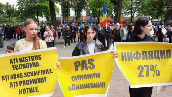 Участники митинга сторонников экс-президента Молдавии Игоря Додона в Кишиневе