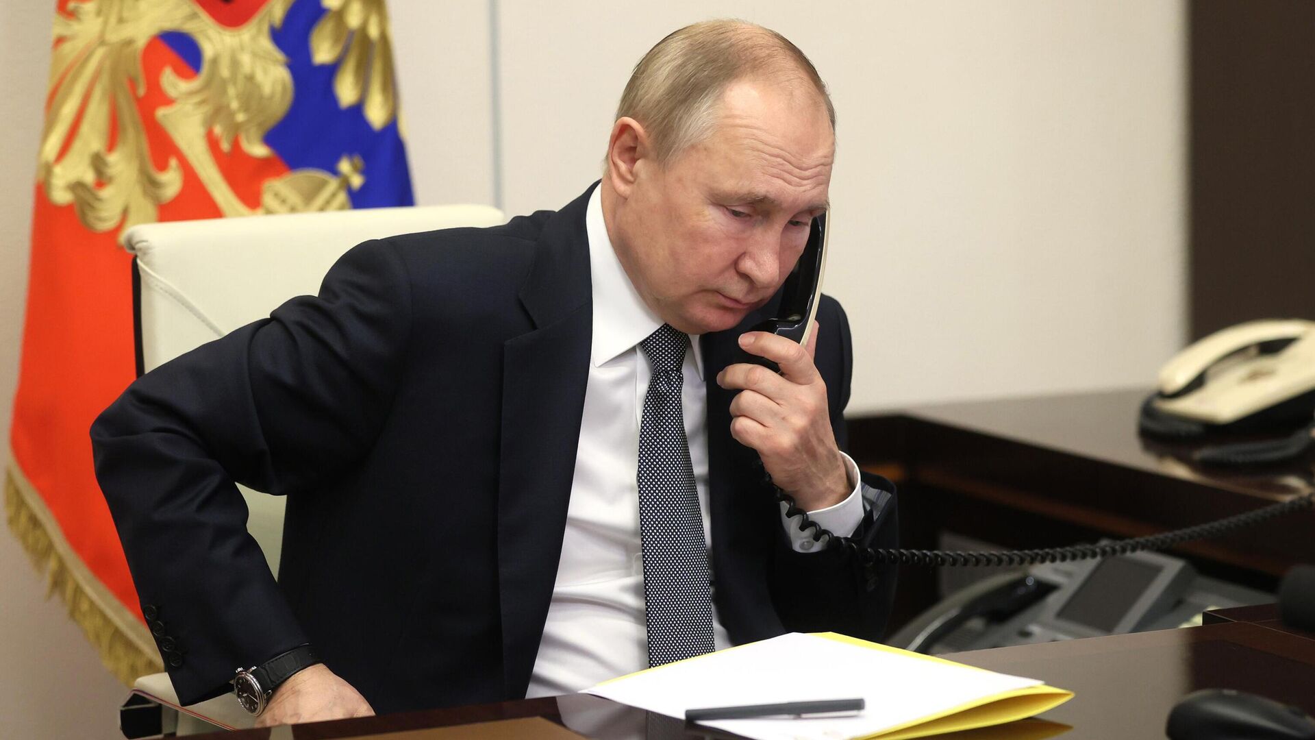 Владимир Путин разговаривает по телефону с Александром Лукашенко - РИА Новости, 1920, 22.07.2022
