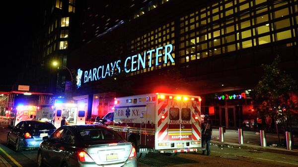 Машины скорой помощи возле здания Барклайс-центра в Нью-Йорке, США