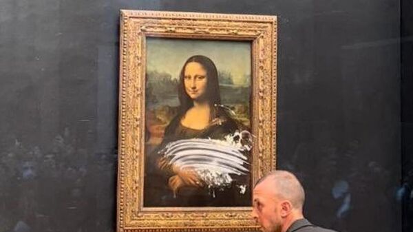 Картина Леонардо да Винчи Мона Лиза после того, как в нее бросили кусок торта. Кадр видео очевидца