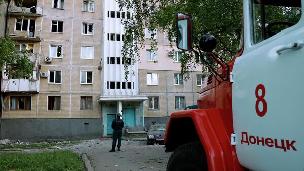 Сотрудники МЧС ДНР на месте обстрела ВСУ жилого сектора в Донецке