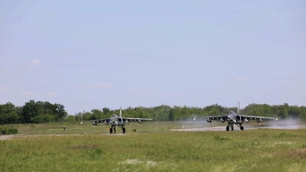 Су-25 ВКС РФ с малой высоты наносят удары ракетами по позициям ВСУ. Видео Минобороны РФ