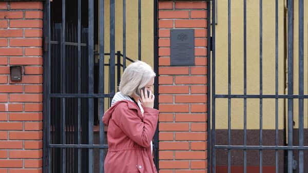 Девушка проходит рядом с воротами канцелярии консульского отдела посольства Латвии в Калининграде