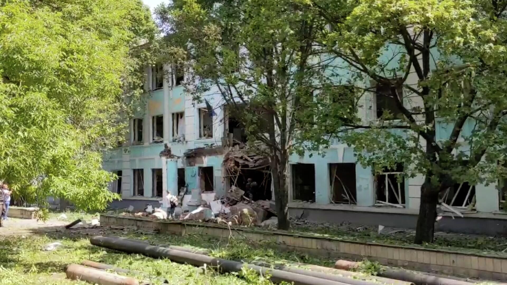 Кадры школы в центре Донецка, попавшей под обстрел ВСУ - РИА Новости, 1920, 30.05.2022