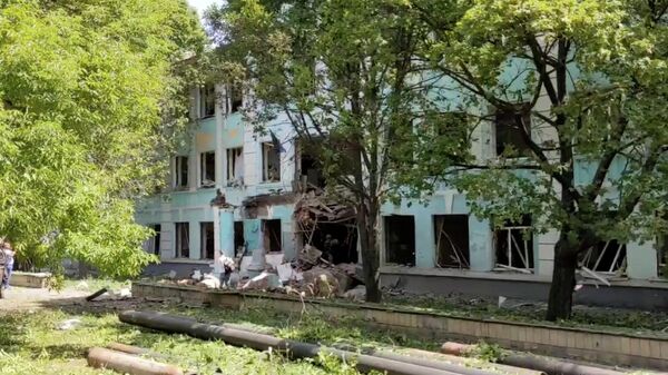 Кадры школы в центре Донецка, попавшей под обстрел ВСУ