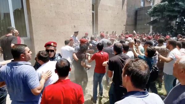 Митингующие в Ереване пытаются прорвать оцепление у дома правительства