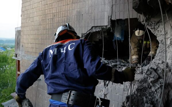 Сотрудники МЧС ДНР работают на месте обстрела ВСУ жилого сектора в Буденновском районе Донецка