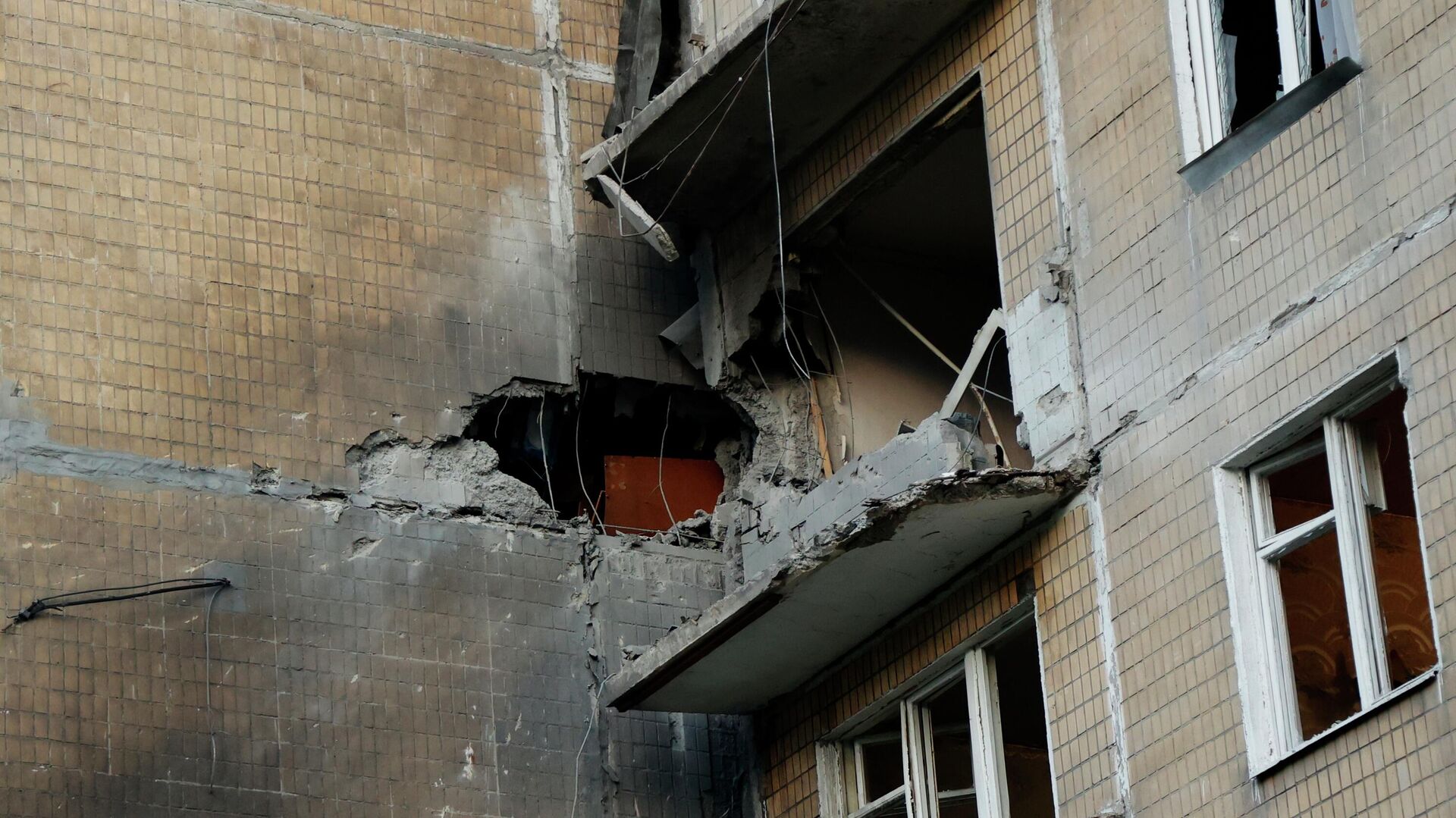 Повреждения фасада жилого дома после обстрела ВСУ жилого сектора в Калининском районе Донецка - РИА Новости, 1920, 03.06.2022